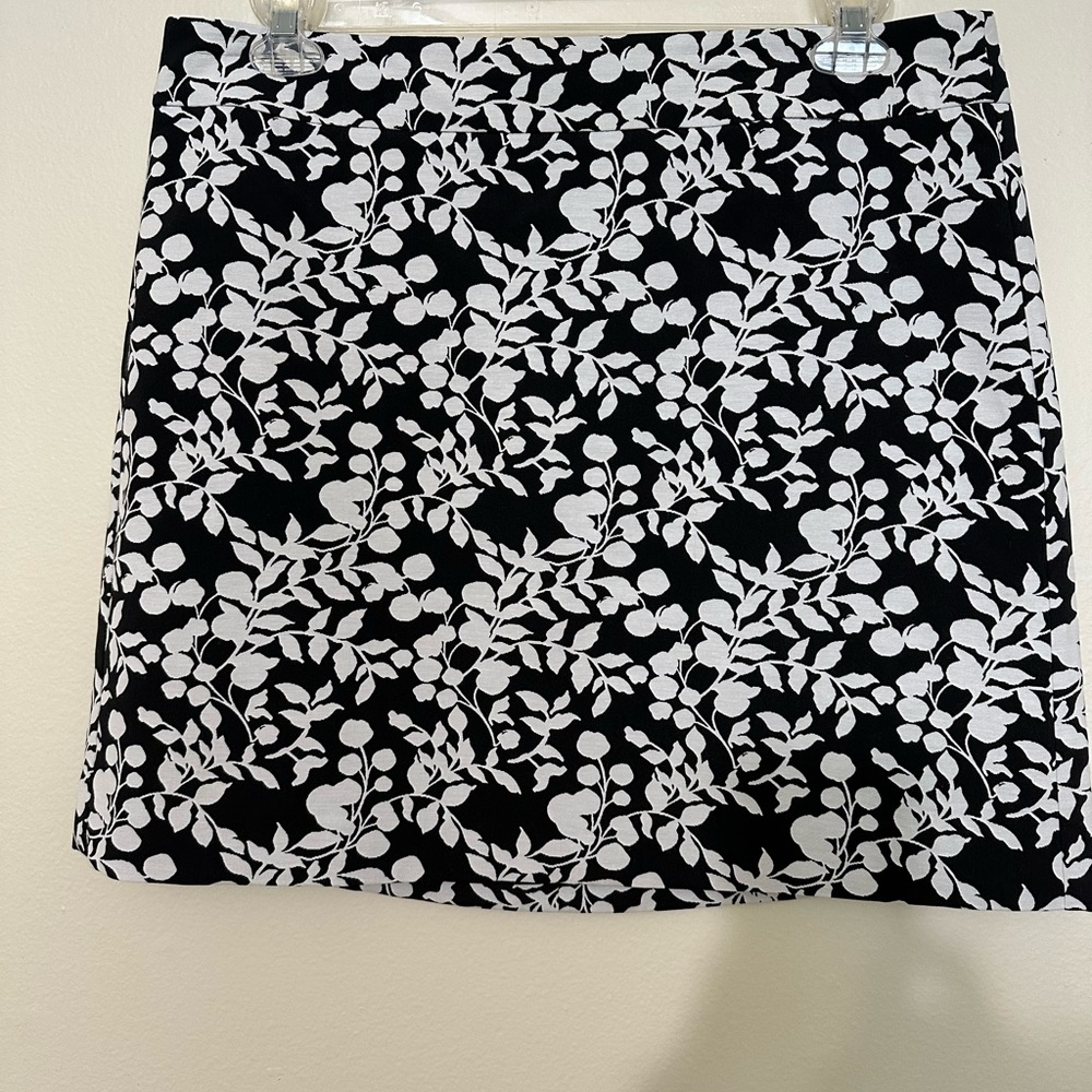 Loft size 14 above the knee skirt, lined, back zipper, worn 2-3 times, ex cond